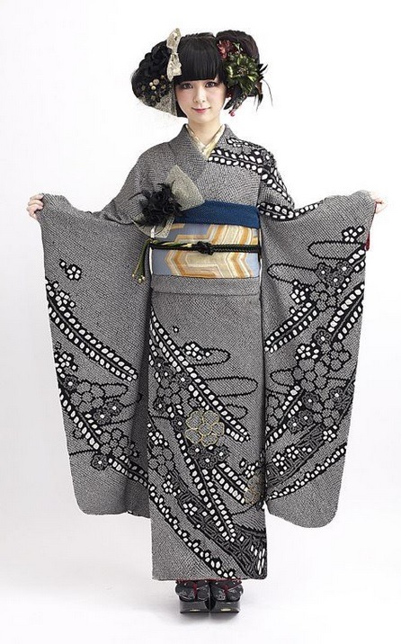 Do you remember that nice shibori furisode ? A very similar one is for sale on Ichiroya ;) Kimono di