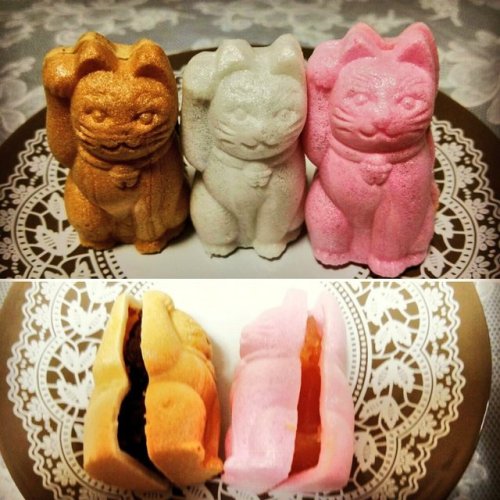 Monaka cakes (bean paste in rice wafers) shaped like cute maneki neko, seen on