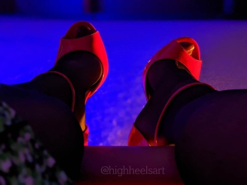 Point Of View - It&rsquo;s Getting Dark#pointofview #pov #itsgettingdark #highheelsart #highheels #h