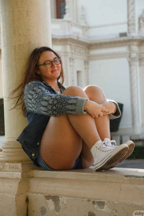 zishy:  Tammy Kaimia for Zishy adult photos