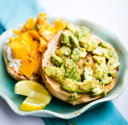 vegan-yums:  Guaca-Mango Bagel 