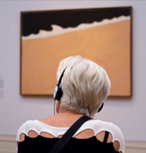 Photographer Spends Eternity Waiting For Museum Visitors To Match Artworks And The Result Is Worth T