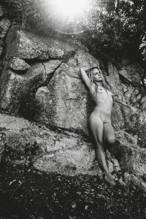 jordanbunniie:  Sun Bunniie by Luis Aguire 