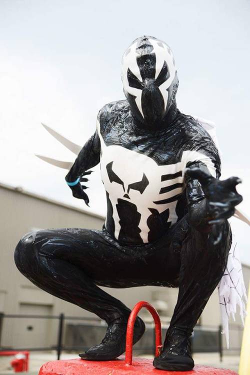 sharemycosplay:  An awesome Symbiote 2099 inspired #spiderman by #cosplayer xsymbiote Spideyxinstagram.com/xsymbiote_spideyxVisit Sharemycosplay.com for more cosplay goodness