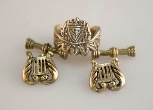 fuckyeahgoodomens: cosmoglaut: Aziraphale’s ring and cuff links. Crowley and Aziraphale’