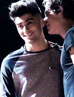  zayn really loves when harry tells stories to him (◉‿◉) 