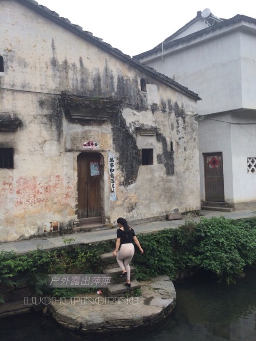 luchupingping:小镇游玩，拍拍照，玩玩水，走的累了去小店买瓶饮料解解渴，总觉得老板哪里怪怪的