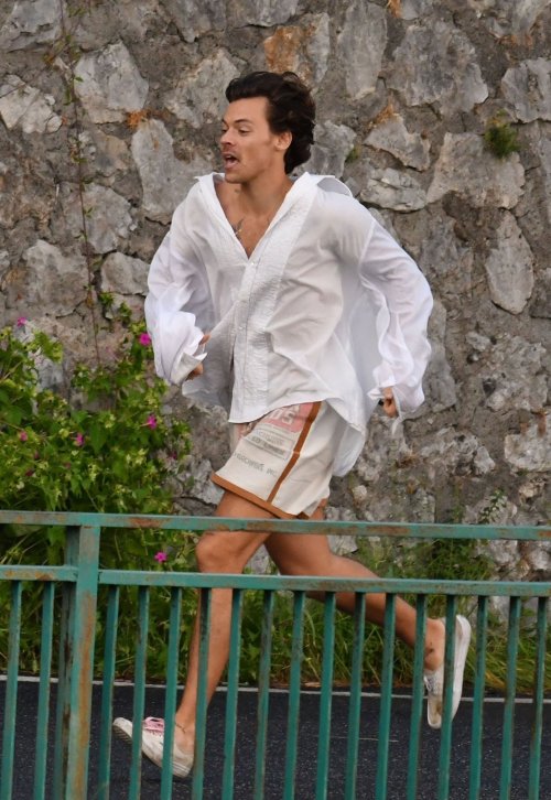 hlupdate:Harry filming in Italy - 23/09/20