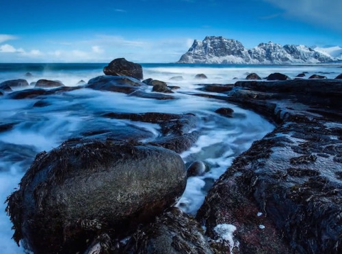 wordsnquotes:  landscape-photo-graphy:Timelapse Through Lofoten IslandsPhotographer Lasse Henning went in at the Lofoten Island located in the north of Norway, closed to the polar arctic circle. he came back with amazing pictures he assembled to make