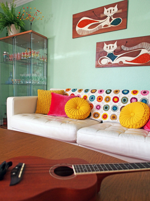 midcenturymodernfreak:  Sweet Bay Area Apartment Viviana Agostinho shares this fun and colorful 950 sq. ft. apartment with her husband and two kitties in Mountain View, CA. - Via: 1 | 2 