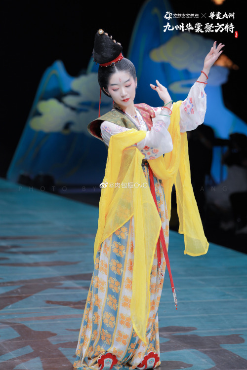 hanfugallery:chinese hanfu by 华裳九州. photo by 肉包框OvO.