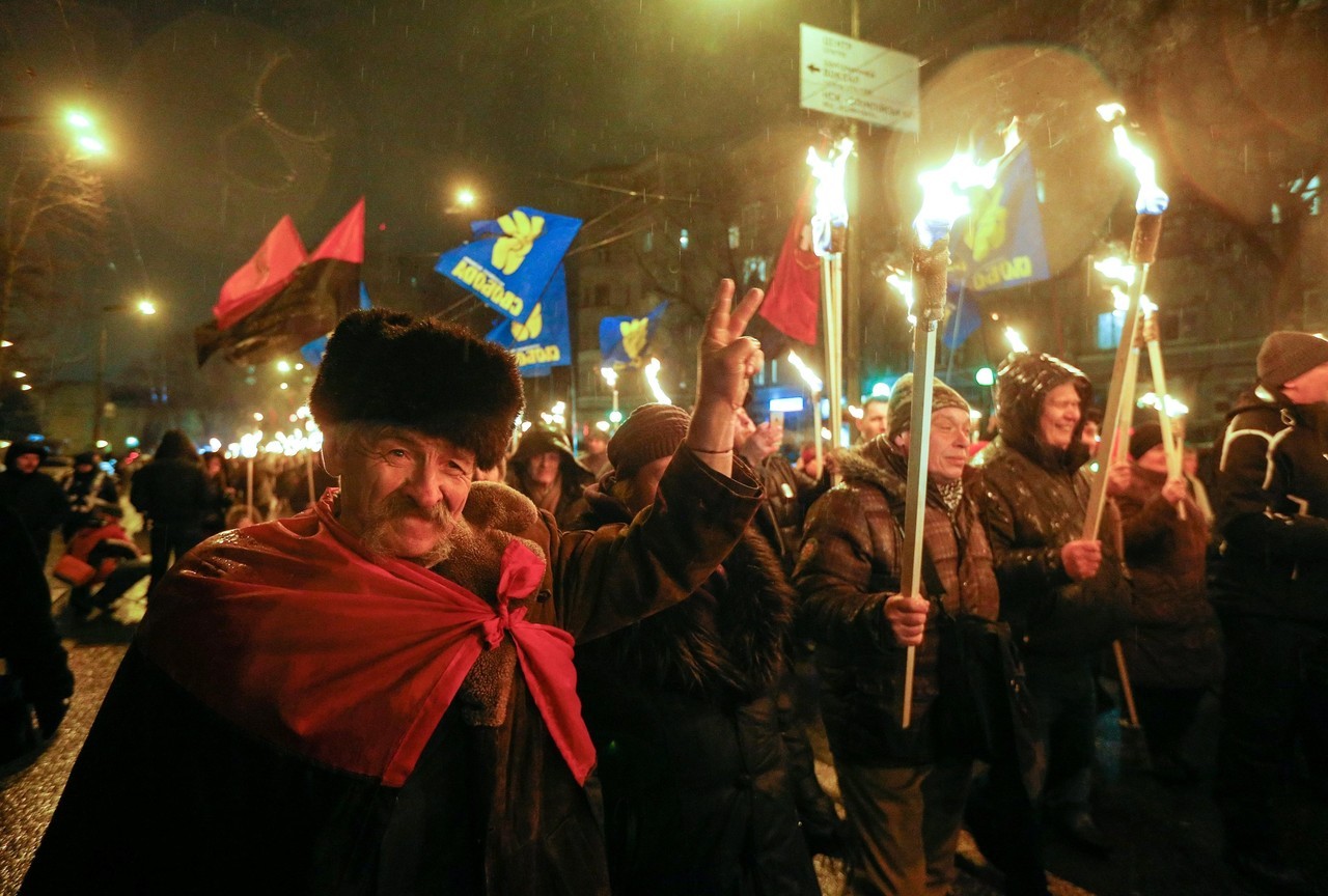 CONMEMORAN A ESTUDIANTES UCRANIANOS. Partidarios de varios partidos nacionalistas ucranianos marchan con antorchas y reconstruyen una batalla de 1918 entre las fuerzas de la República de Ucrania y el Ejército Rojo, para conmemorar a los estudiantes...