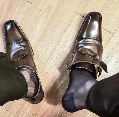 sockssnore: smear-me-in-man-shit: shoeguytx: Single monk straps , long time without a good service  