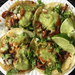 lambe-culo:😛 (at Tacos El Compita)