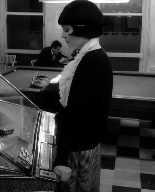 elitropiagogo:  still from Vivre sa vie, 1962