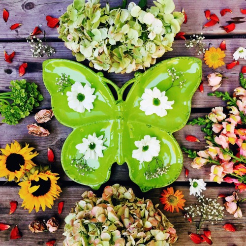 prettyspacehappyplace: Floral flatlay. ❤️