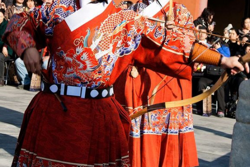 moonbeam-on-changan:Reference pictures of one kind of men’s hanfu called Feiyufu.Feiyufu is the offi