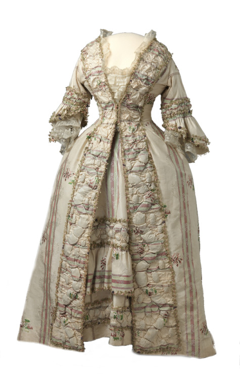 Evolution in women’s fashion in Europe, 1770s to 1910sAll attires from The National Museum in 