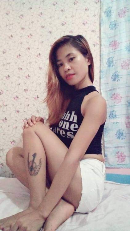 asian6chat:The artist has a vide for music, a guitar with wings on the leg of Asian chatgirl from th