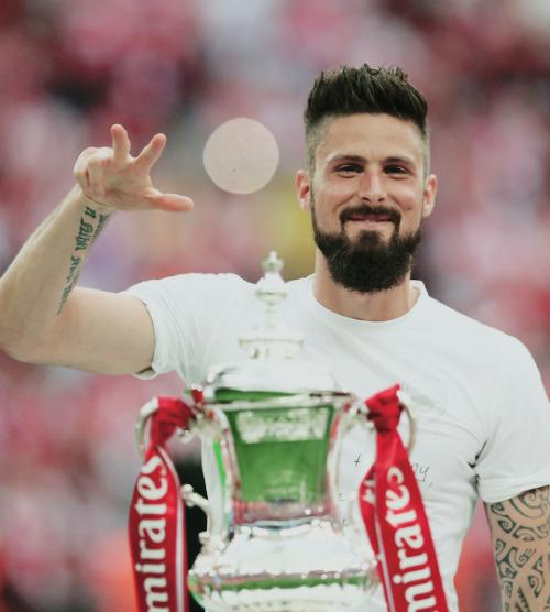 oliviergiroudd: Olivier Giroud of Arsenal celebrates with the trophy after The Emirates FA Cup Final