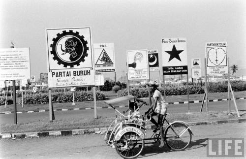 Elections in Indonesia(Howard Sochurek. n.d.)