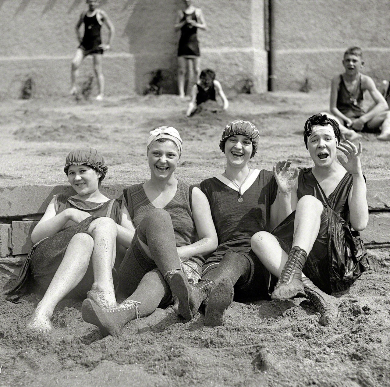 (via Candid Camera: 1920 [detail] | Shorpy Historical Photo Archive)