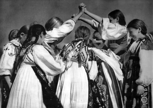 leregretdestempspasses:Zlatá brána (Golden gate) is traditional game of Slovak children. Slovakia, 1