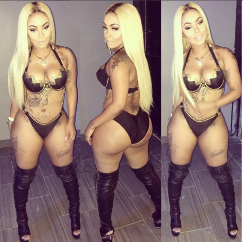 worldstarhoney:  Photo at Yeah I Luv Dem Strippers Bitches Freaking Off On Cam Live! | Sex Toys (source) 
