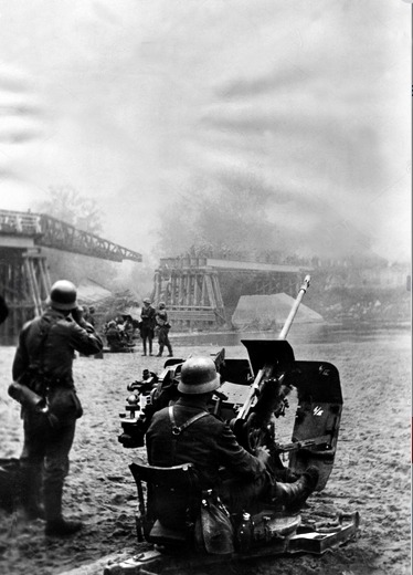 panzerknacker88: Two German “2cm Flak 30” took position to secure one of the bridges over the Bug. 