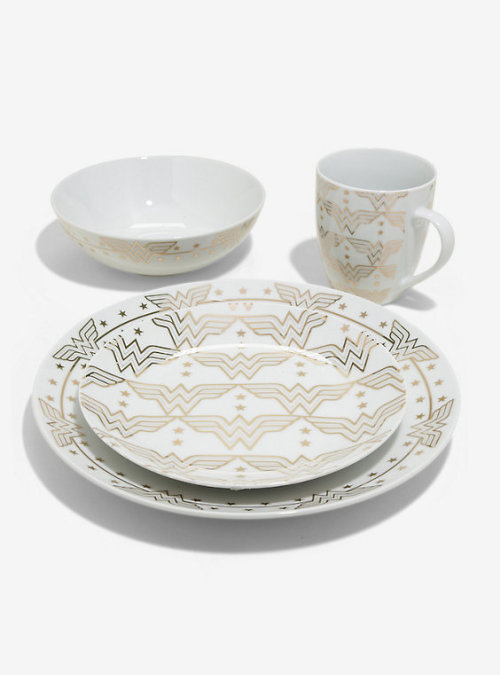 thehappysorceress:Wonder Woman Dinnerware Set - and currently on sale!And BoxLunch donates a meal to