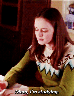 st-marguerite-rp: chordoverstret: Gilmore Girls rewatch ↳ The Deer Hunters (1.04)    paper-girl