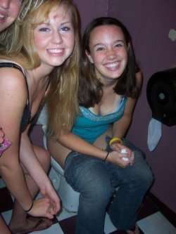 Amateur Girls on the Toilet