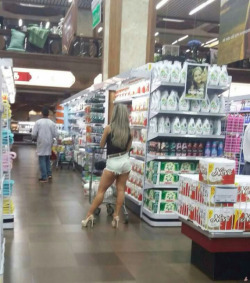 heinekenlover-forever:  Dai sua mulher te manda ir ao supermercado comprar algumas coisas para casa e SATÃ envia uma de suas servas do mal, para lhe tirar a atenção. Já estou vagando pelos corredores há cerca de duas horas e não consigo me lembra