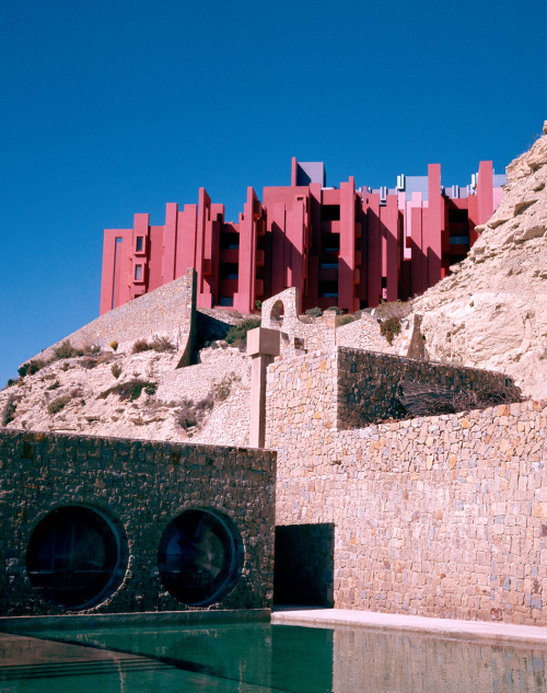 boznio:Ricardo Bofill - La Muralla Roja, at Calpe, Alicante, Spain, 1973