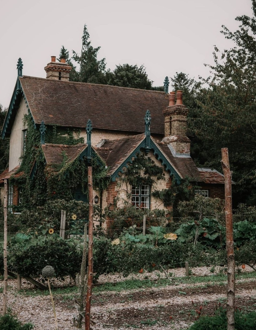 enchantedengland:    Polesden Lacey gardener’s cottage and garden. (@wander_linaa IG)