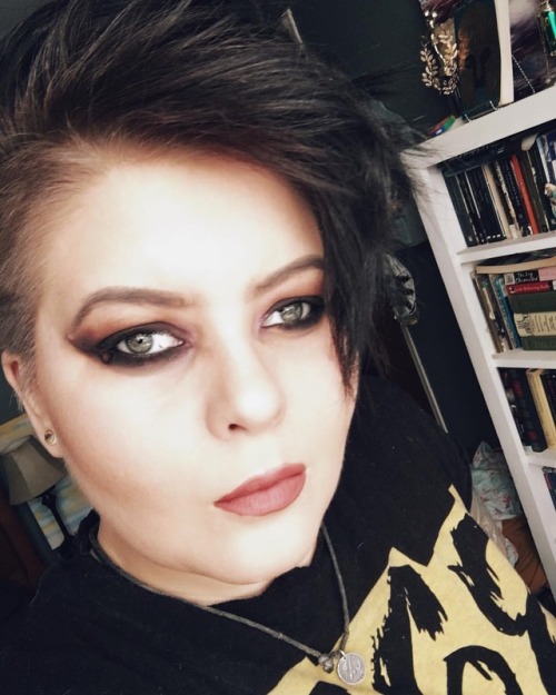 My eyeshadow is as black as my soul #badbitchaintnothingmadeup #gpoy #selfie #gayaf #eatme