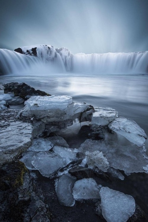 maureen2musings:Snowy waterfallstylekkiGorgeous! ❄️