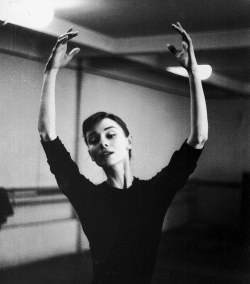 wehadfacesthen:  Audrey Hepburn in dance