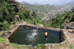 fotojournalismus:  Boys swim in a pond in the Yemeni mountains on June 2, 2016. (Abduljabbar Zeyad/Reuters)