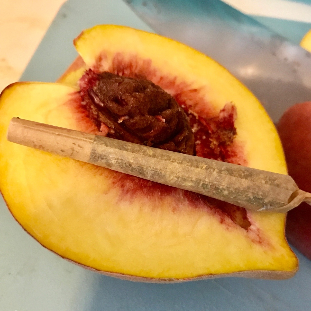 pearlscoutcookies: Good morning, I made myself a smoothie bowl and I’m smoking