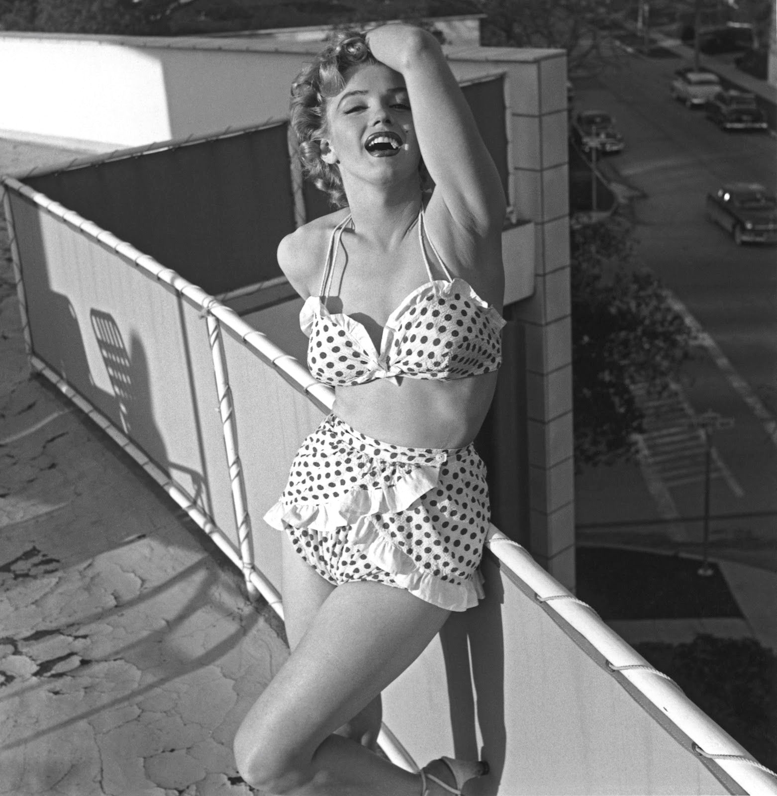 weirdlandtv:Marilyn Monroe at the Beverly Carlton Hotel in 1952.
