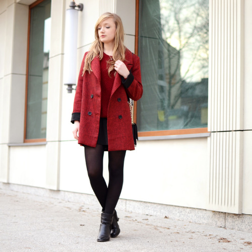 tightsobsession:  Warm weather & oversized coat. Via Mild Clouds.  Just love sexy legs