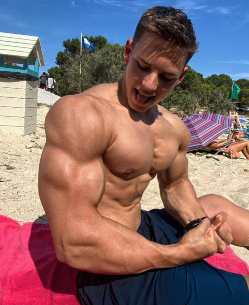 putoamantedemachospeludos: talesofthealpha: It’s Muscle Beach now that I’m here.   No hay nada más sensual que arrogancia juvenil  douchebrah vibes