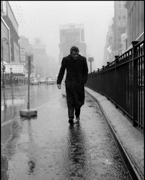 girlwithpearlearring:James Dean walking in New York. These photos were taken on his