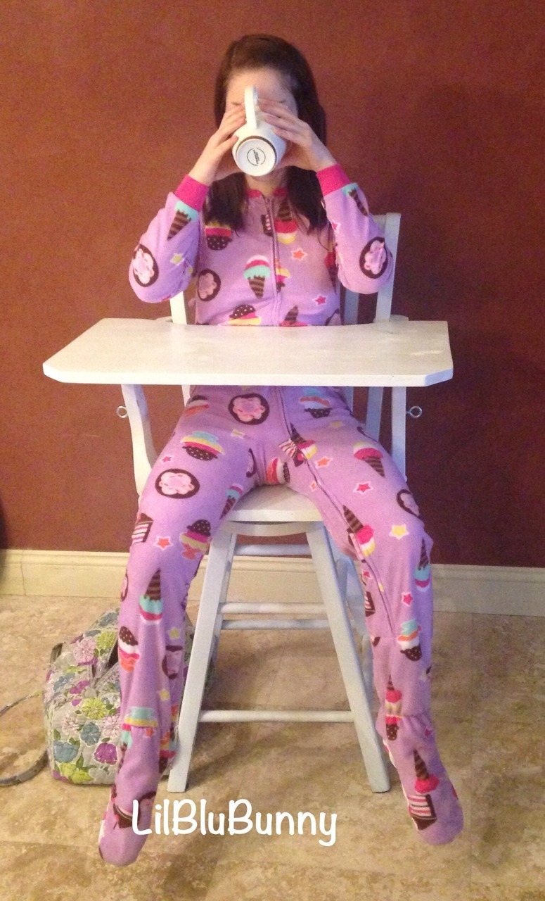 3yobbg:  bobbadadee:  All babies, except one, are enjoying their breakfast party. 