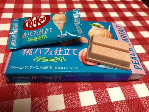 Saw a new KitKat at the convenience store the other day - peach parfait edition. It does have a swee