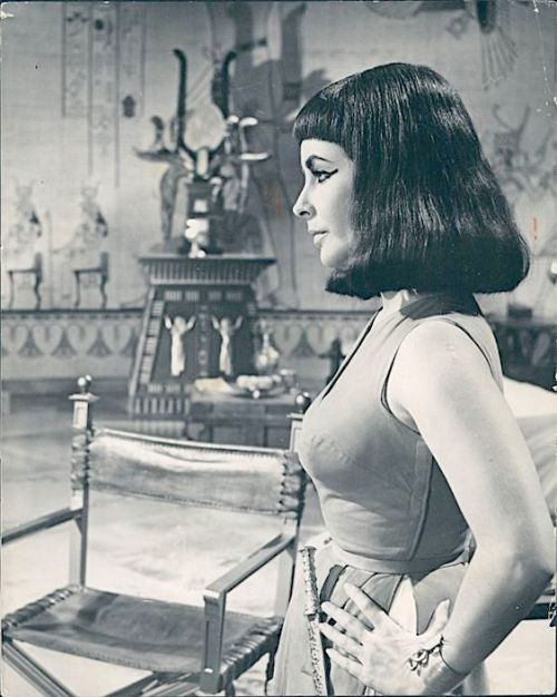  Rome, November 1961 - Elizabeth Taylor films the famous “carpet” scene – secretly carried by Apollo