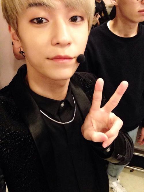 fyteensontop:   여전히 눈부신 미모 유지 하고있는 #틴탑 #엘조 ^^ 무대에서는 더 성숙해진 남자의 모습으로 여러분들 마음 설레이게 만들 것 같은데요! ㅋㅋ 설레이는 마음 꼭! 붙잡고 내일 낮 1시