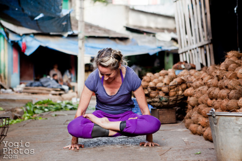 Axelle in Mysore, India. Christine Hewitt © yogicphotos.com