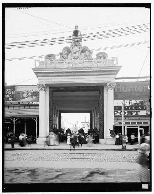 Surf Avenue, Coney Island. New York, 1904-1915.